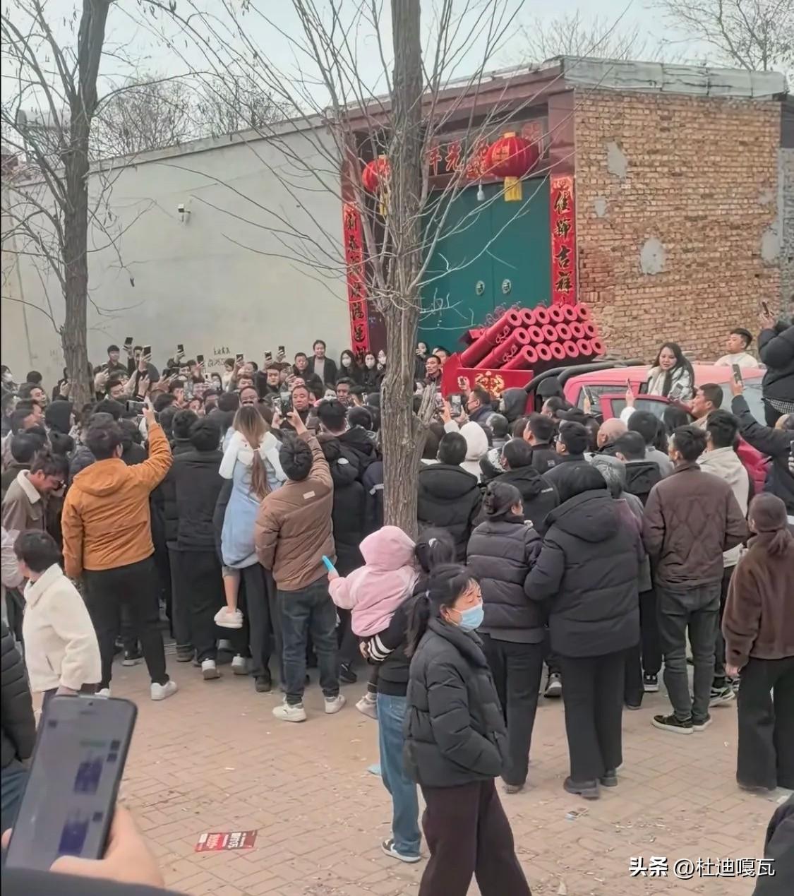 河北邢台离婚事件，有一个细节不知道大家注意到没有。
男子及家人找到女方家里时，女