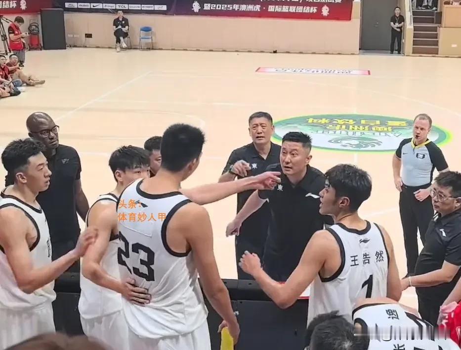 徐昕手指杜锋进行回击！为何？原因揭晓：杜锋一句话激怒徐昕，让他忍无可忍！
昨晚，