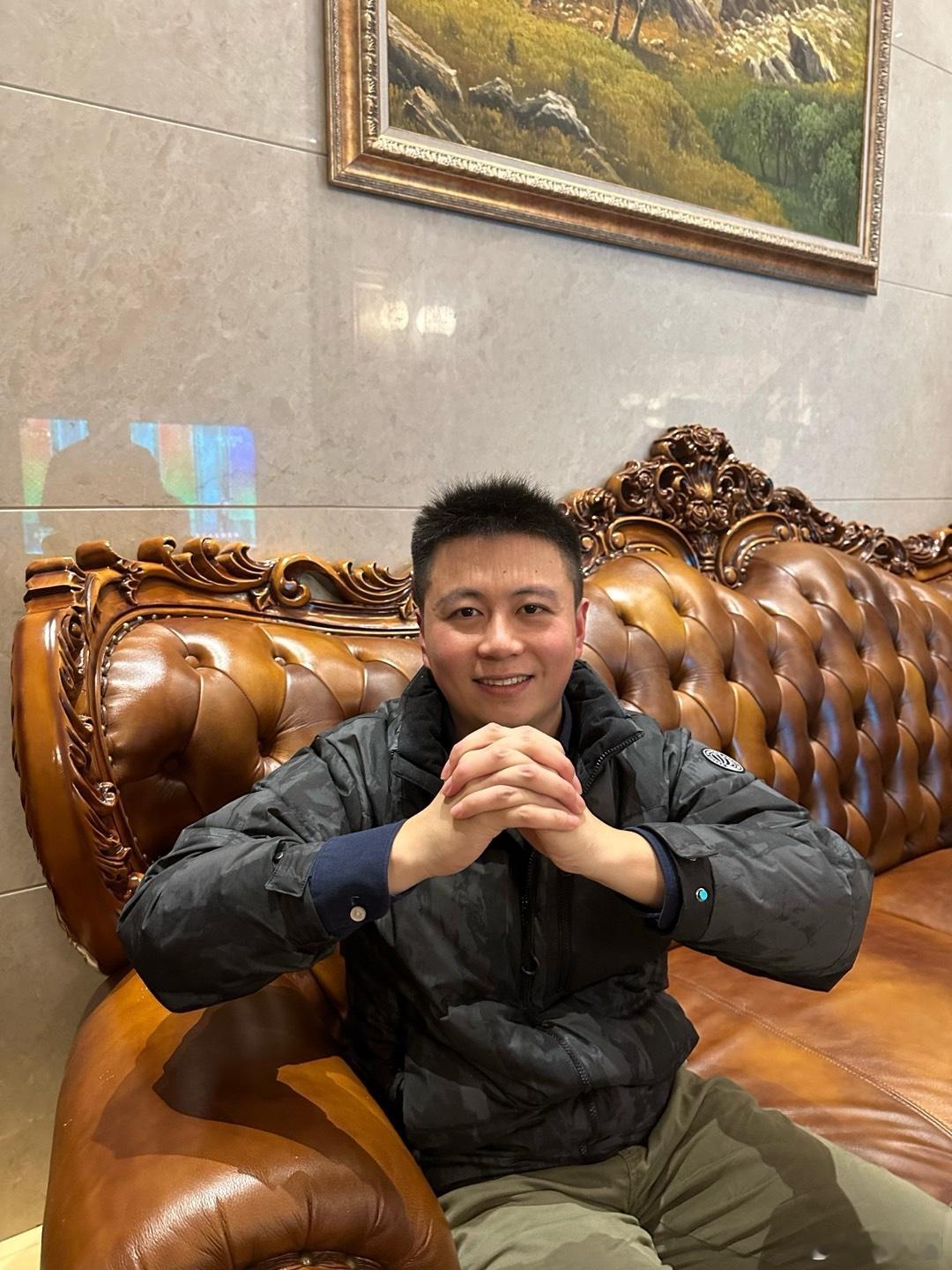 大家龙年了快乐，新的一年 红红火火，每一天都过的很精彩，步步高升！我对龙年也充满