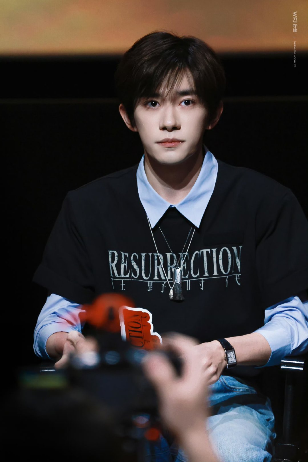 易烊千玺《狂野时代》路演生图好能打！清瘦轮廓超有戏，状态在线自带氛围感～ 