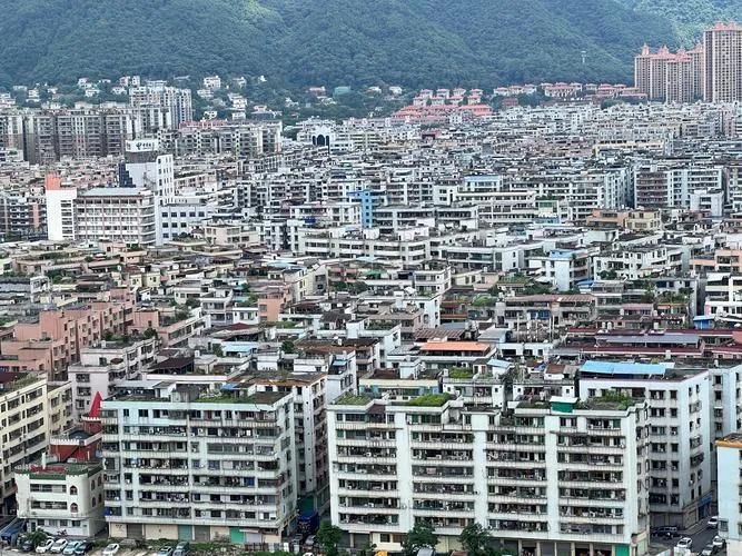 粤北的贫困小县城，从小到大到20多年，家里县城基本没有什么变化，从有变化开始那都