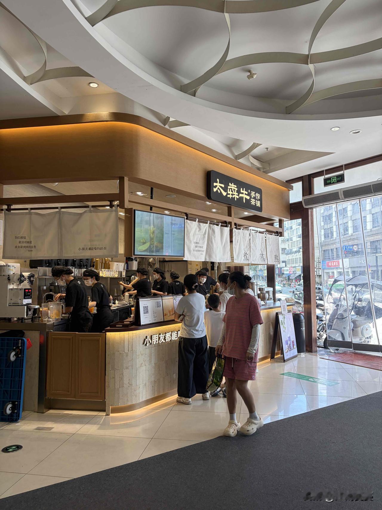 商场一楼奶茶店早已是标配，太犇牛新店开业直接上演人山人海。门店里面一堆服务员忙得