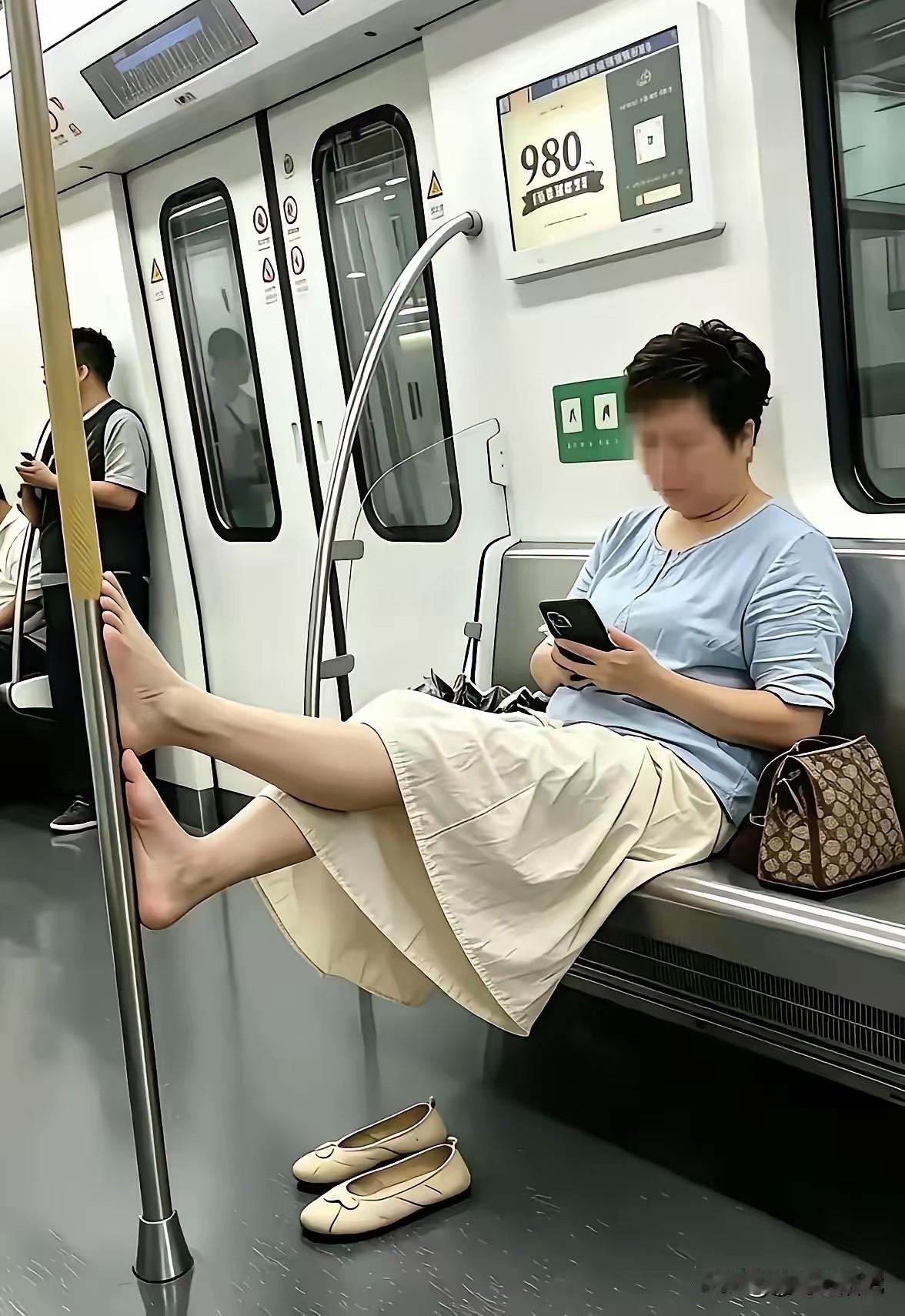 看大姐也像个文化人，行为真让人无语啊。