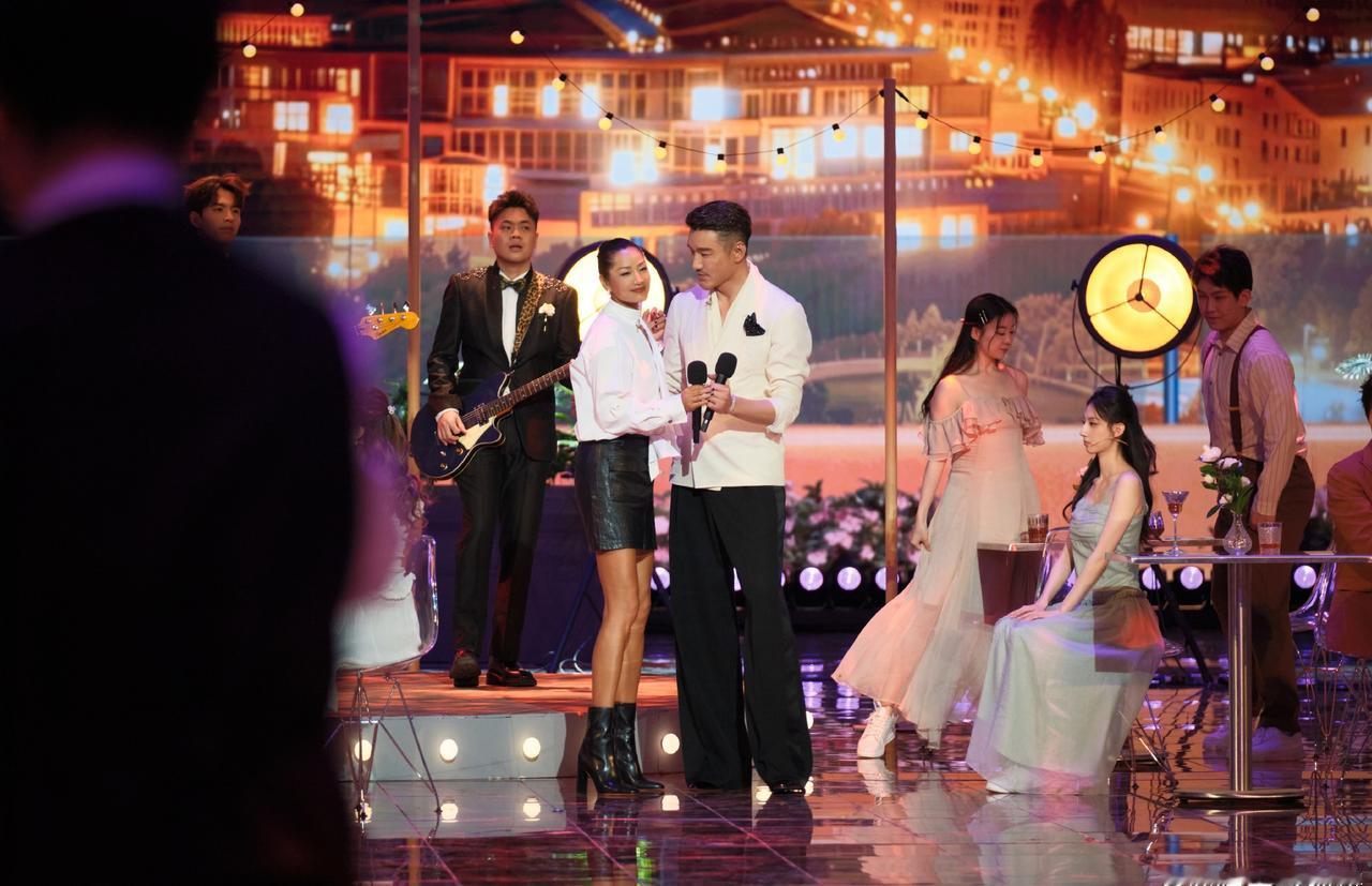 为啥没在一起 不必用爱情定义这份美好。一曲《青梅竹马》，唱尽 35 年相知相守。