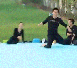 不知道的以为是乡村爱情番外篇刘能腿脚啥时候这么利索了笑到停不下来，这画面完全像乡