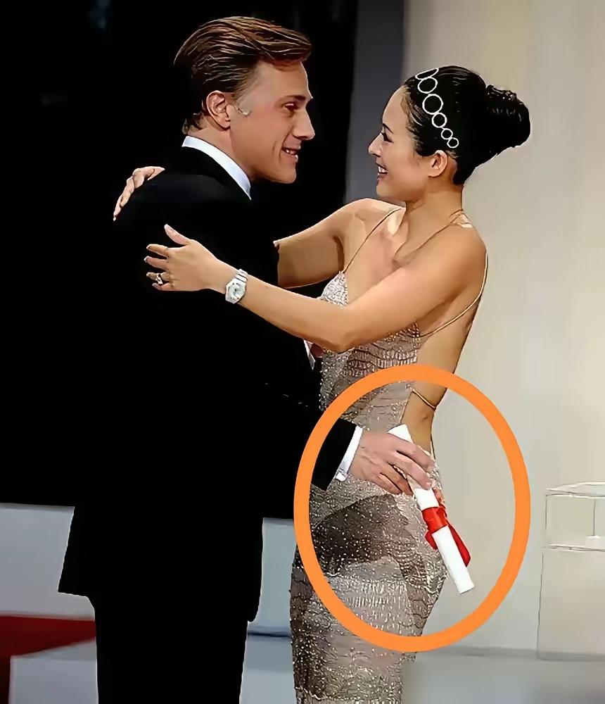 美与生俱来，魅力和吸引力在男人眼里又大相径庭。
总而言之，洁身自好和贞杰烈女相辅