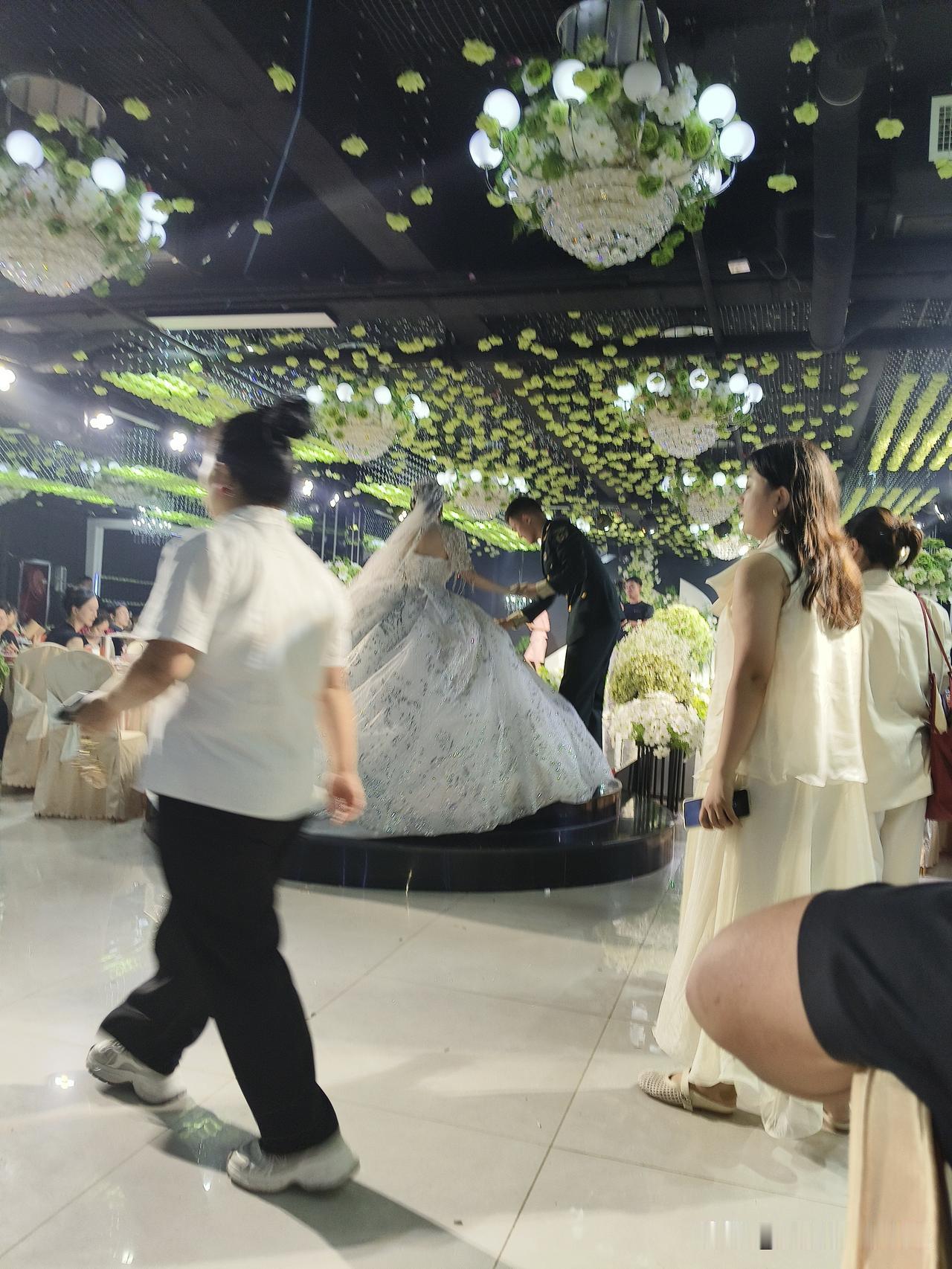 梦幻婚礼现场，花海与灯光交相辉映，新娘惊艳亮相！梦幻婚礼照 绝美新娘现场 婚礼梦