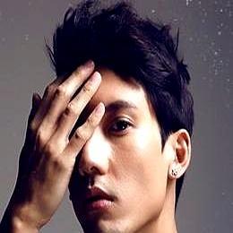 45岁长这样？关智斌刚脱了上衣，全场倒吸一口凉气。
 
他背阔肌把演出服撑出棱角