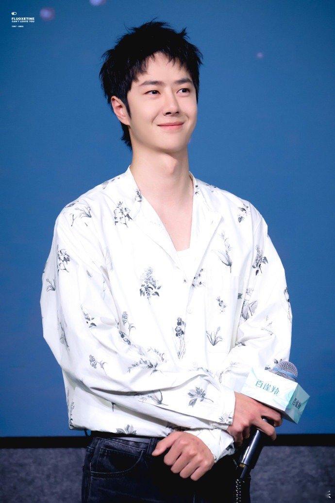 #王一博V领印花白衬衫##王一博花纹白衬衫# 王一博今日份直播造型有，是V领印花