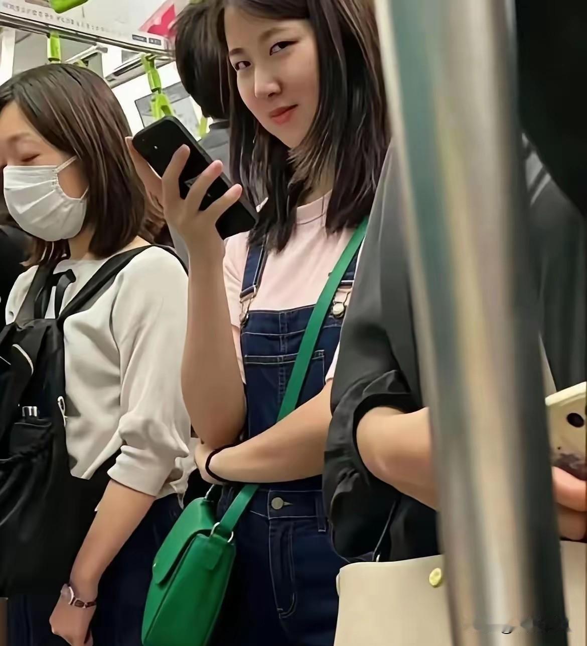 在地铁上人流非常的拥挤，好不容易找到一个座位，对面有个女孩，就这样看着我，这眼神