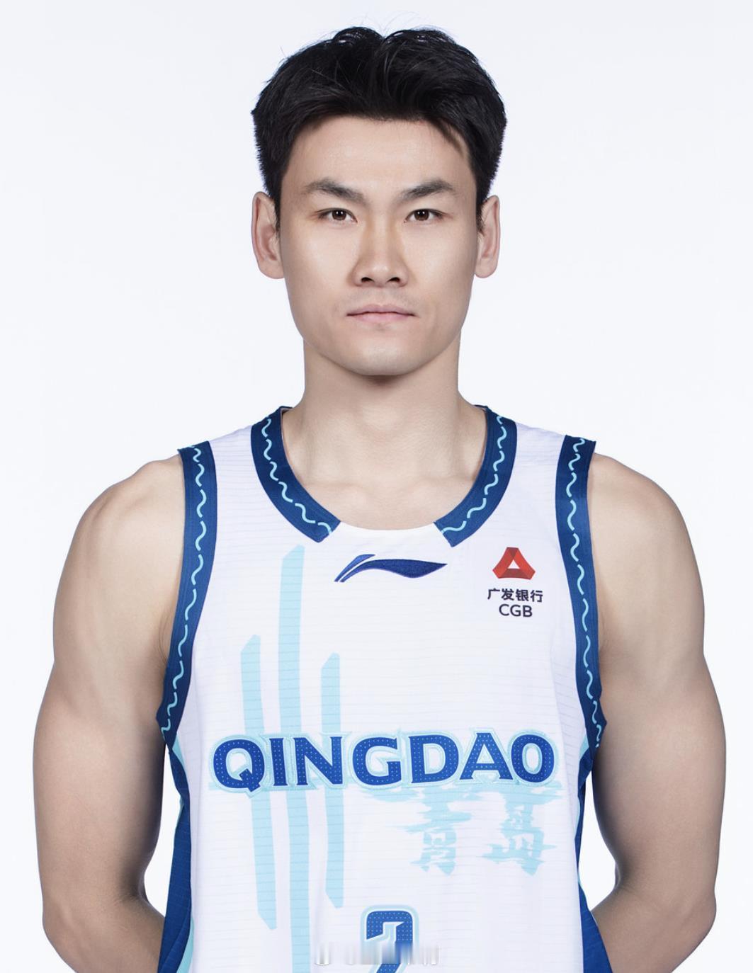 青岛这款白色的不错啊！（为什么没人提醒王奕博，你卷边了） 