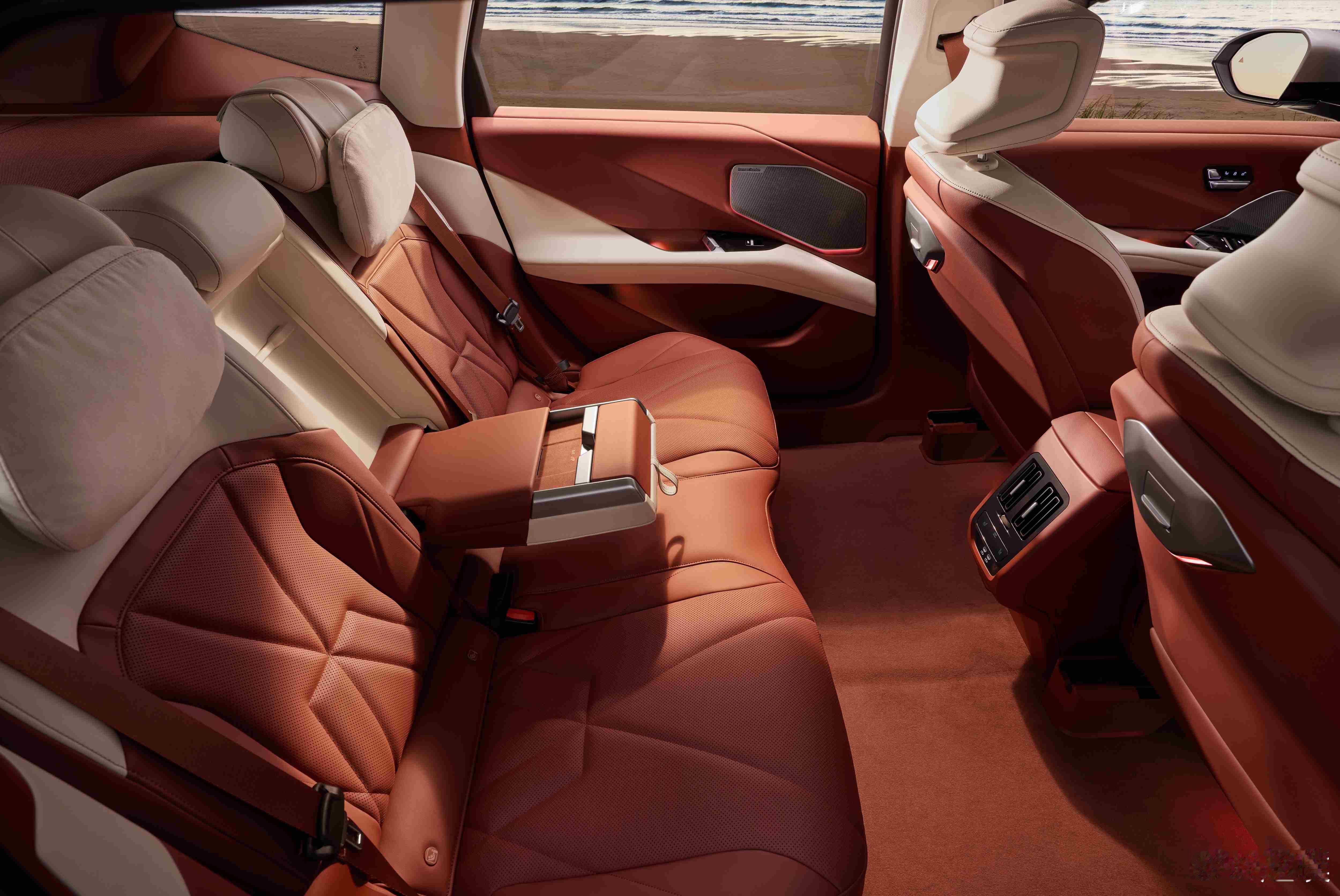 新世代BMW iX3长轴距版，把“环保”做成了摸得到的样子。比如在部分内饰件中，
