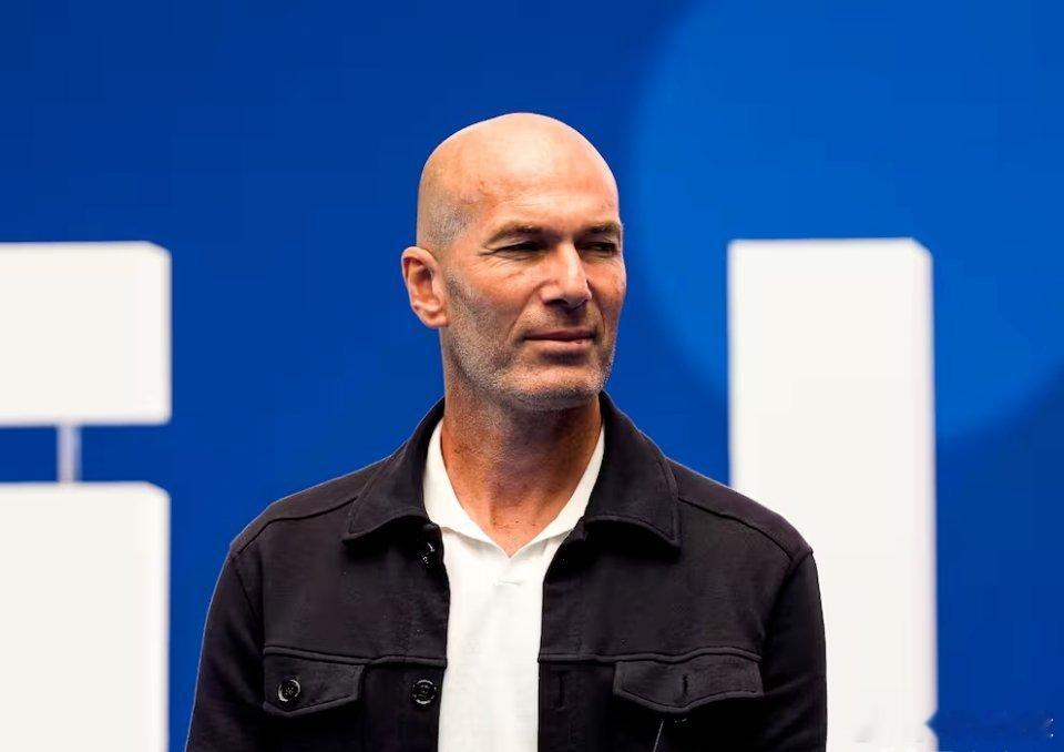 皇马1月16日讯 此前，齐达内在一档节目中回忆了自己接替贝尼特斯执教皇马的那段经