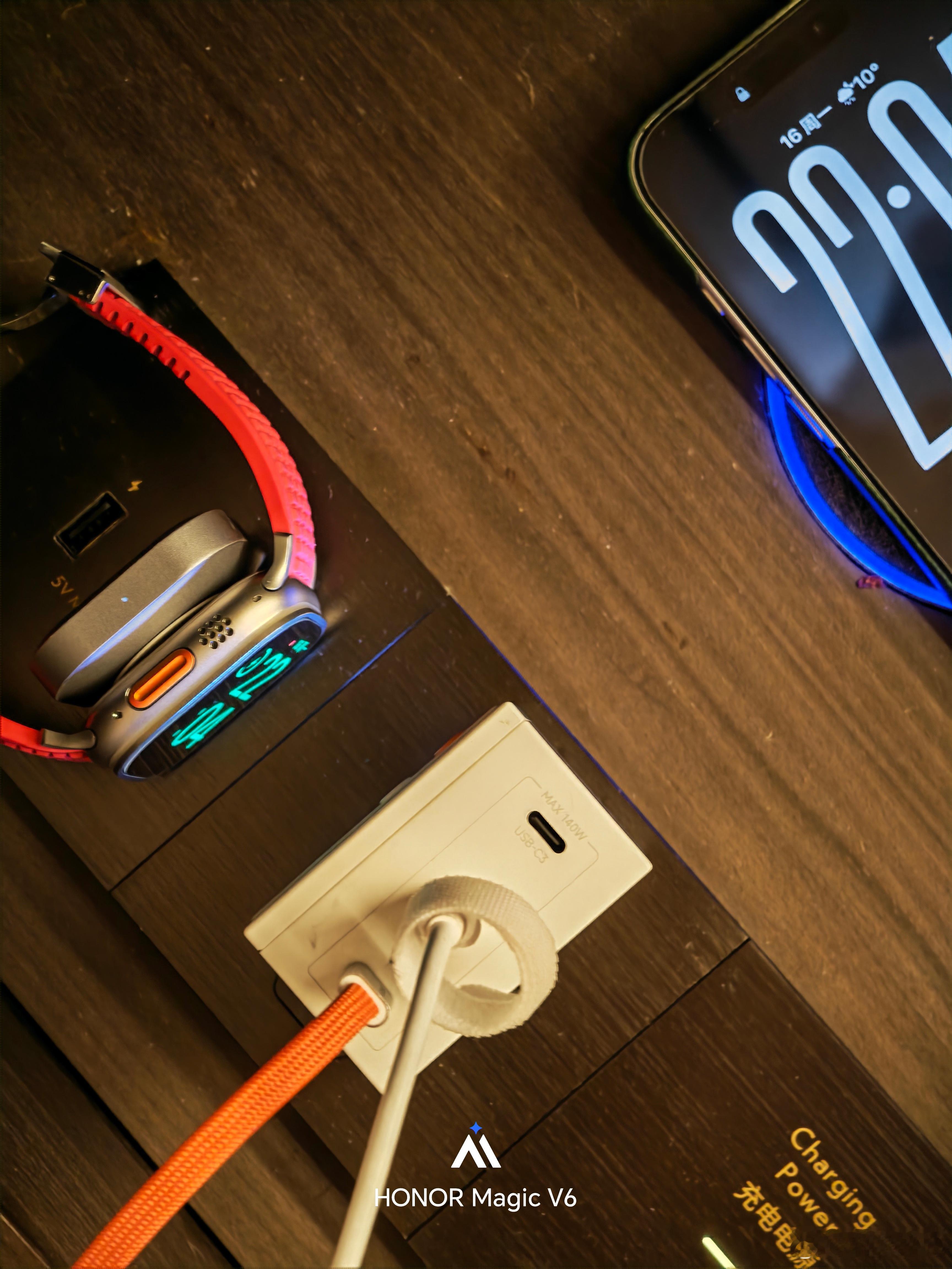 极氪8X这次的酒店充电设施真的很棒！！！手表 耳机 手机互不干扰而且还有多个无线