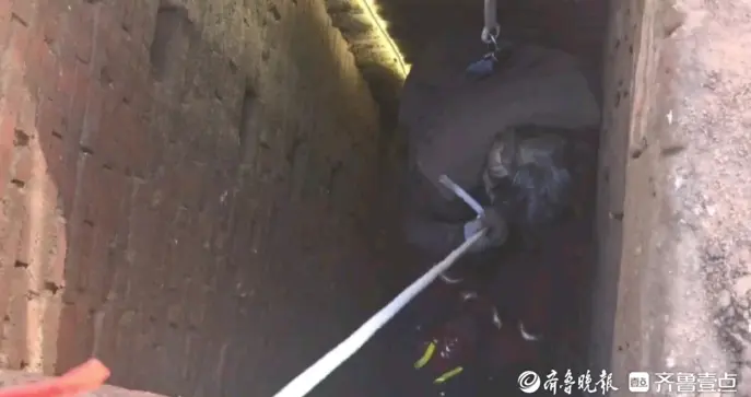 果然视频|男子不慎坠入深井，消防员悬绳施救
