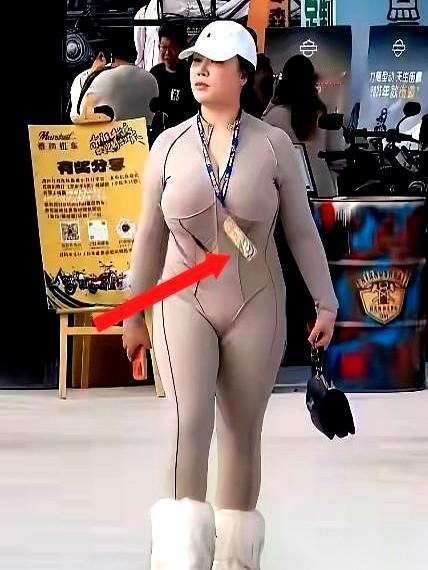 朋友圈里那些光鲜亮丽的OOTD（每日穿搭），下一秒，可能就在退货的快递车上了。