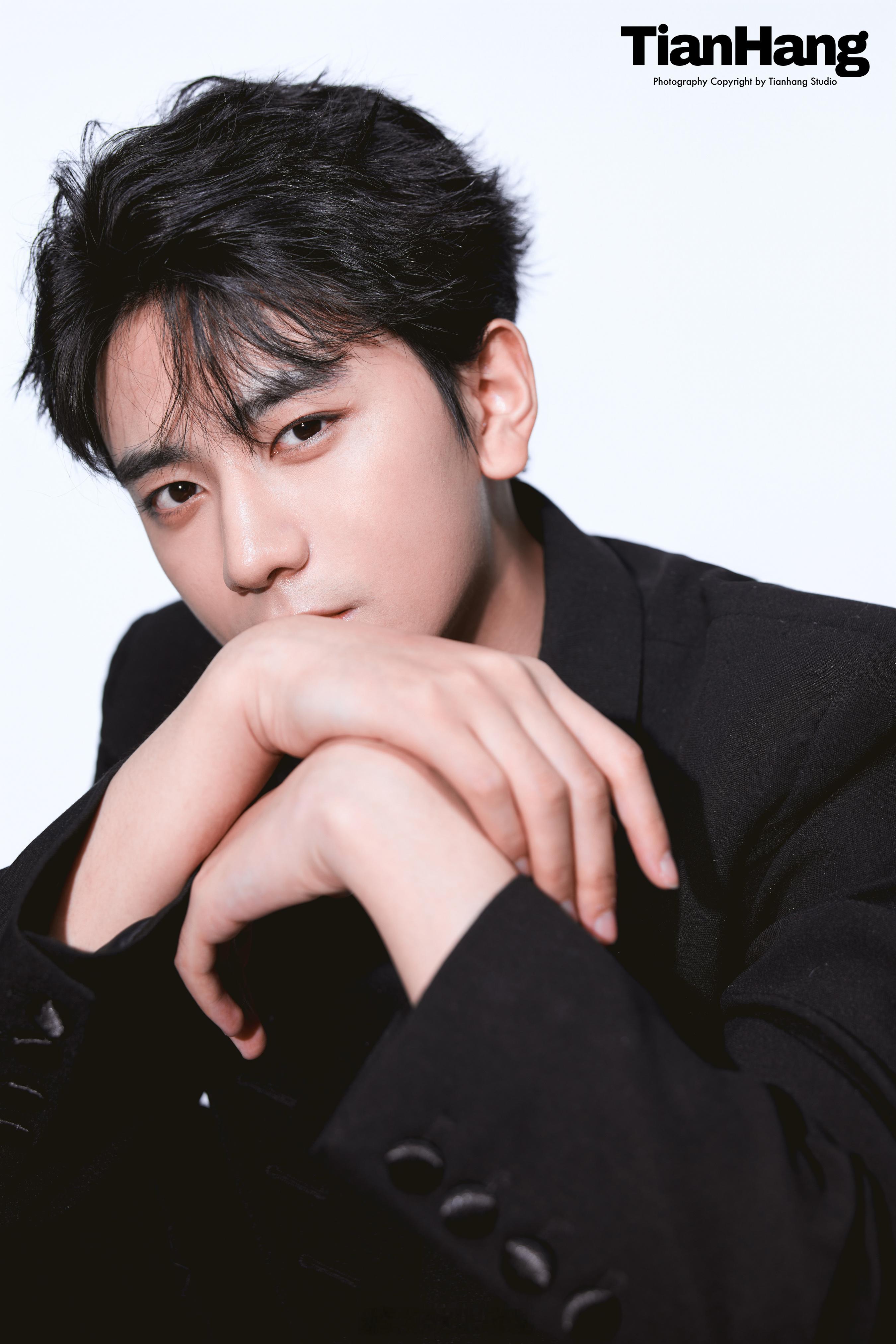✨棚拍分享黑色西装杀🖤干净又有张力的男生肖像天航工作室韩系棚拍时尚韩杂男生写真