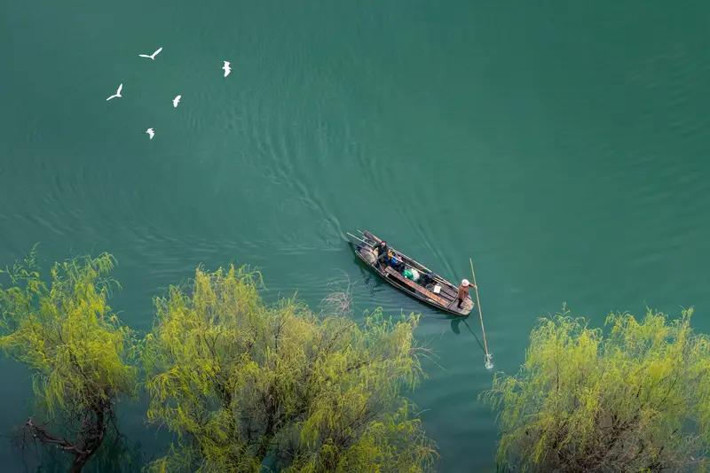 看到“碧水悠悠唤春归”这个上联，我脑海里一下蹦出好多下联。碧水对应青山挺合适，悠