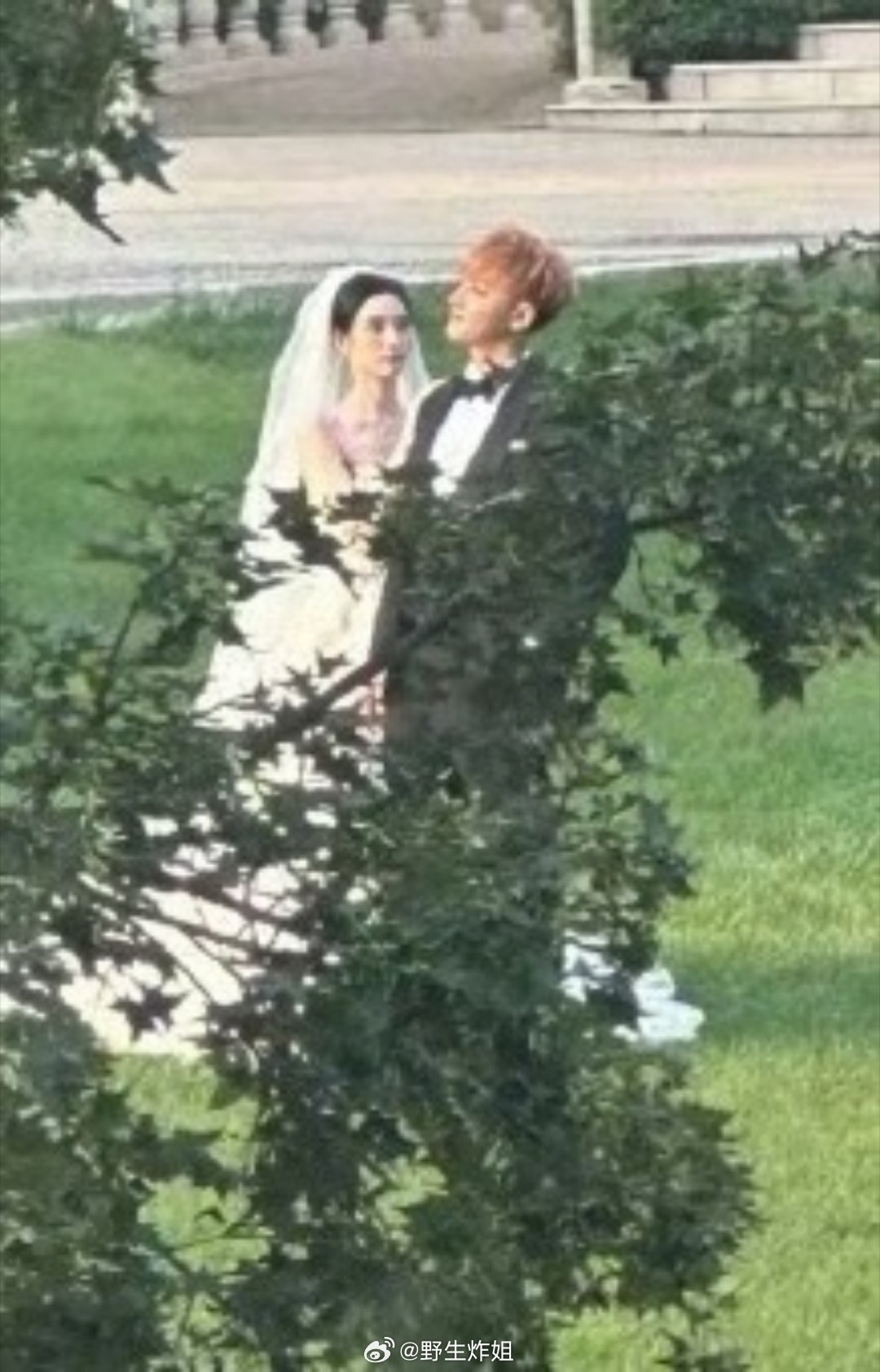 哇哦，黄子韬和徐艺洋拍摄婚纱照的路透出来了，黄子韬这小脑袋真的是很傲娇的抬起来啊