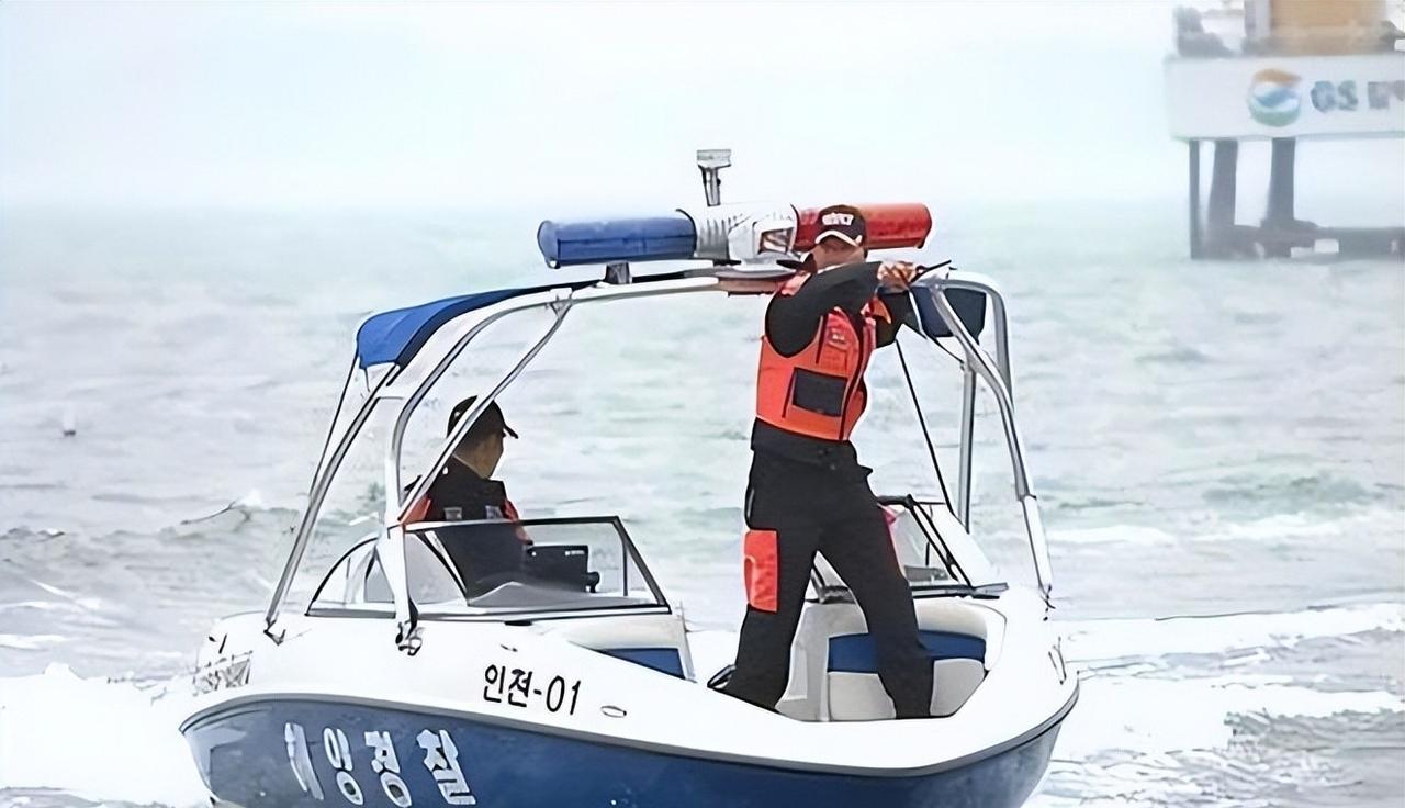 中国大批渔船被韩国军警联手驱离，一艘被扣押！韩联社报道称，韩国中部海洋警察厅9月