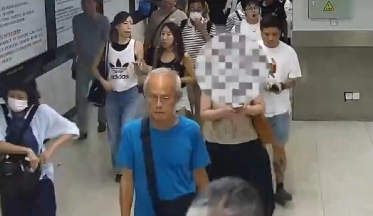 有穿松身鱼尾裙女旅客，近日经罗湖海关往深圳时，被关员揭发裙底内吊著两个大胶袋，内