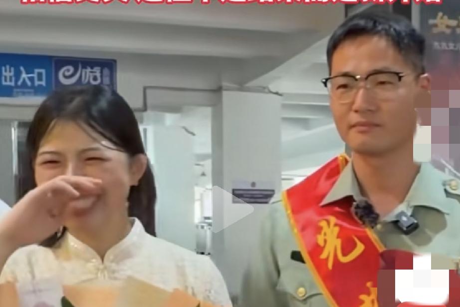 12年戎装终卸下！怀孕妻子车站等候，这一幕看哭无数人
 
九月退伍季，杭州东站上