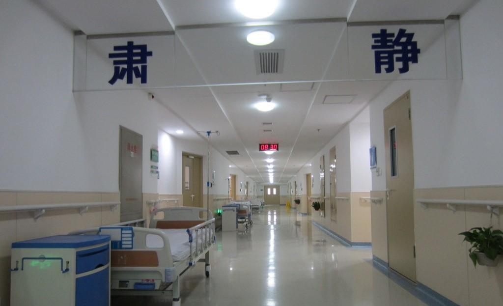 外人可以随意进出医院核心区
真是奇闻
青岛有个女护士竟然让自己的男朋友多次进出医