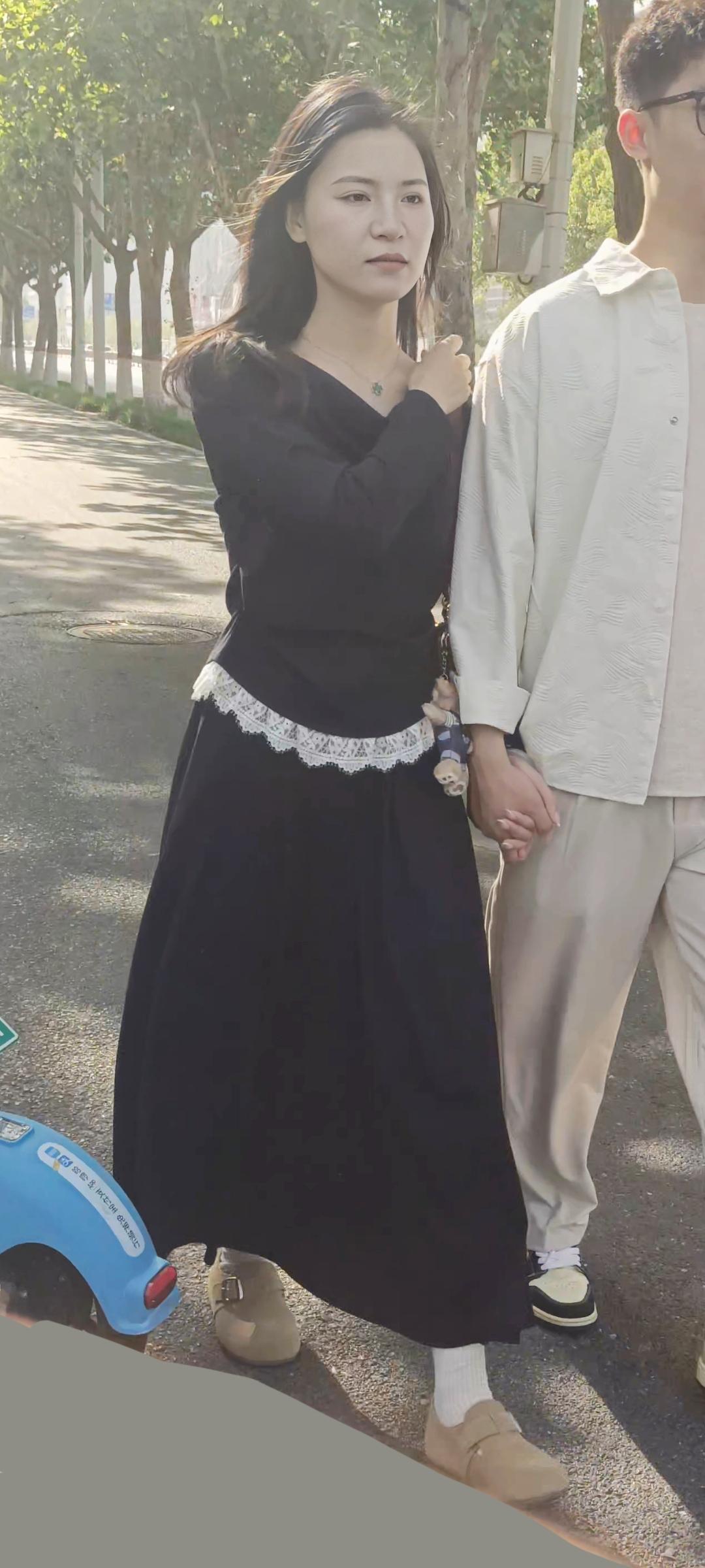 拥有漂亮女友，出门街拍简直太快乐！就像比伯女友赛琳娜，小个子也能穿出大气场。她用