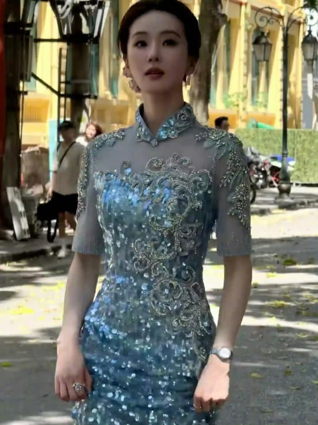刘诗诗旗袍簪花谁能拒绝簪花旗袍造型的刘诗诗呀刘诗诗现身越南文化交流活动，素雅蓝调