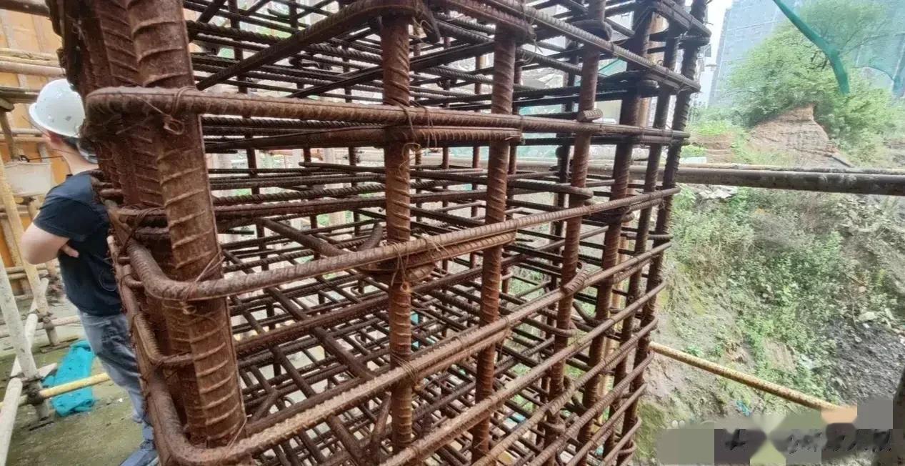 请问各位经验丰富的施工经理，我有个朋友买房子，工地停工一年了，钢筋锈蚀都成这样，
