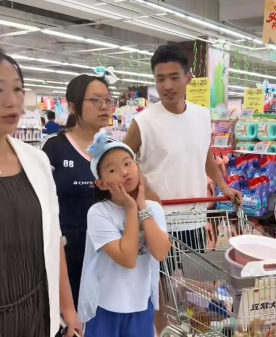 真像一家人啊，一起陪海军买生活用品，大妹拿了花生油说这个好用，徐妈拿了炒菜用的一