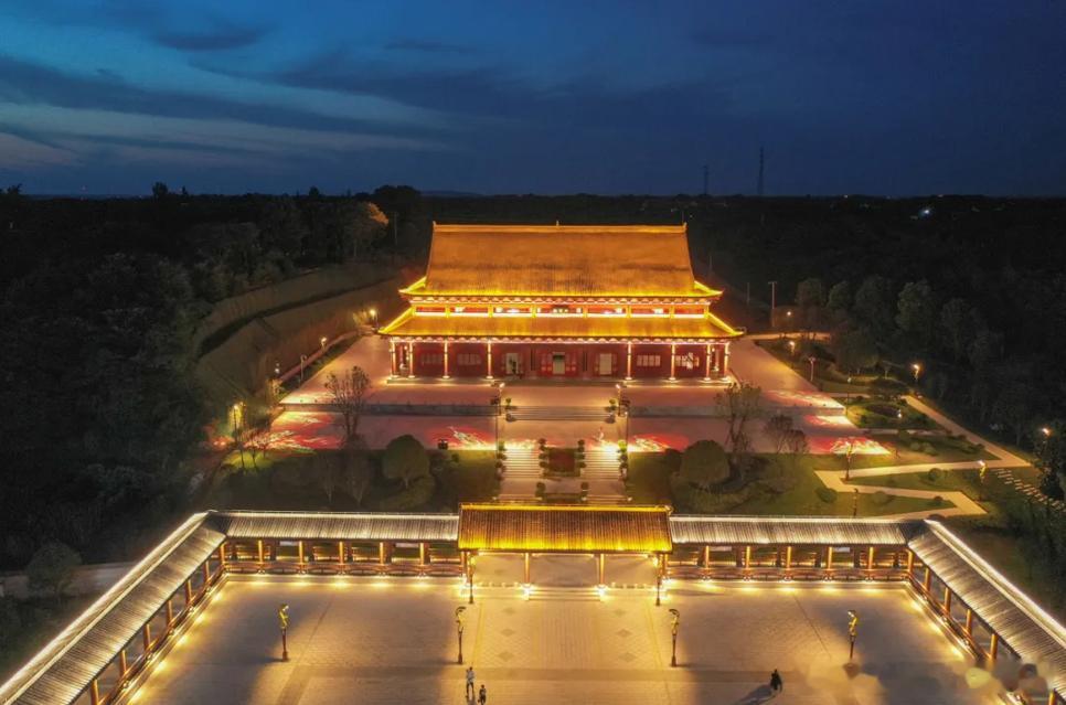 湖南岳阳新玩法太有意思啦！55 米巨型龙舟变身水上乐园，深浅适中超适合亲子戏水。