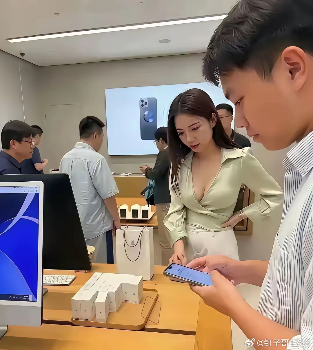 你能看清是什么牌子的手机吗？ ​​​
