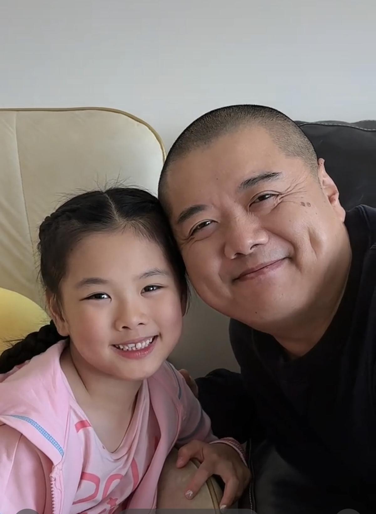 还记得他是谁吗？

他和胡歌好像合作过，在里面演了一个很讨喜的角色。

没想到现