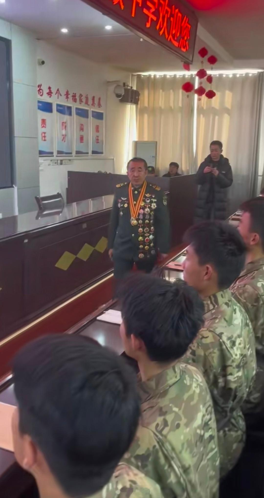 这一身的军功章都挂到衣服最下面了这么厉害的人，应该没人不认识吧？ 