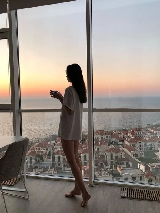 在自己家窗户前拍照