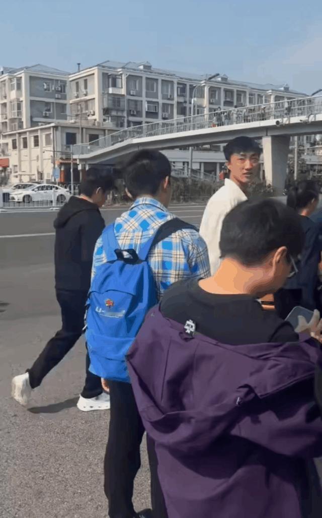 参加北京大满贯的乒乓球运动员都去首钢园了，
看网友在天坛东路拍到了谁？
没错，就