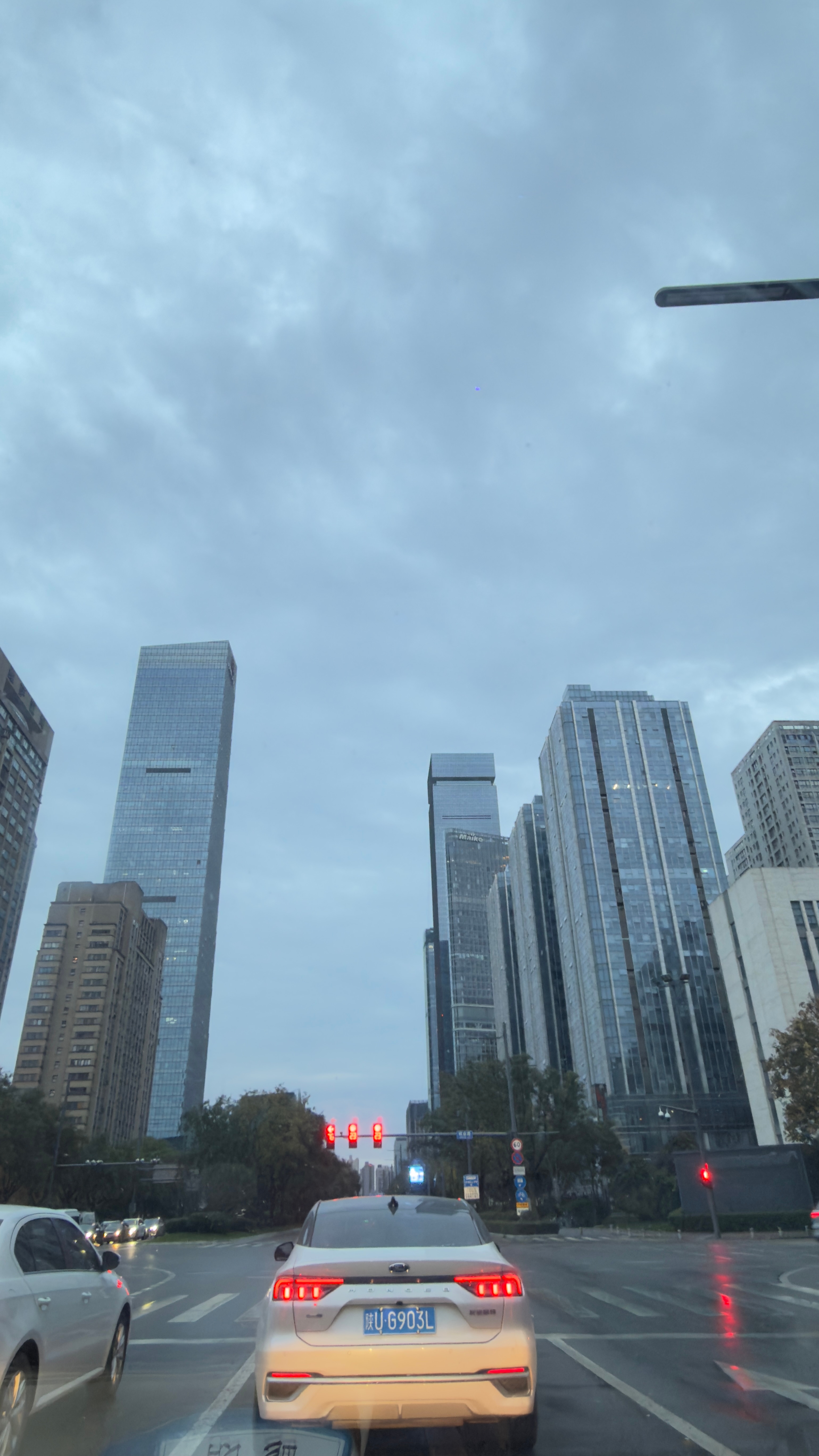 张雪峰说：社会就是一个大筛子，用房子，筛掉不奋斗的父母，用工作，筛掉没资源的家庭