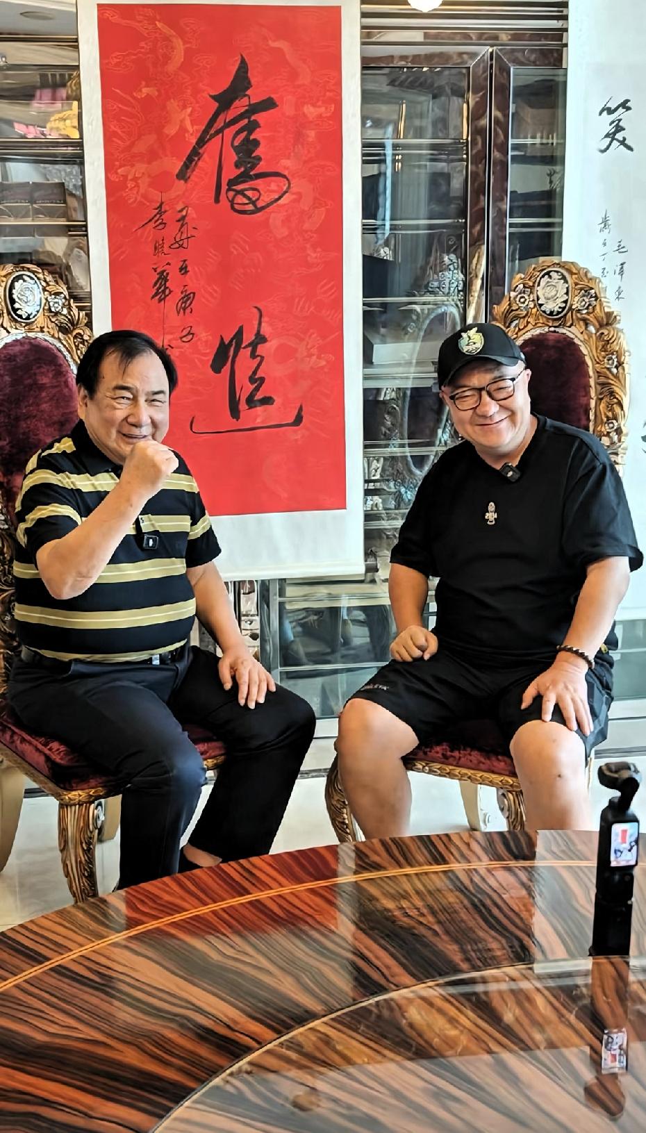 董路携夫人与大哥李晓华见面！
6月23日，李晓华在家里与董路及其夫人会面，两人一