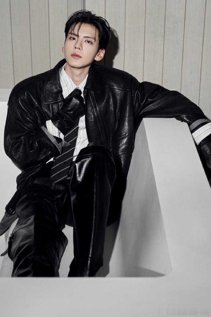 毕雯珺男模身材建模脸毕雯珺ELLE盛典湿发皮衣A感造型 毕雯珺男模身材建模脸，毕