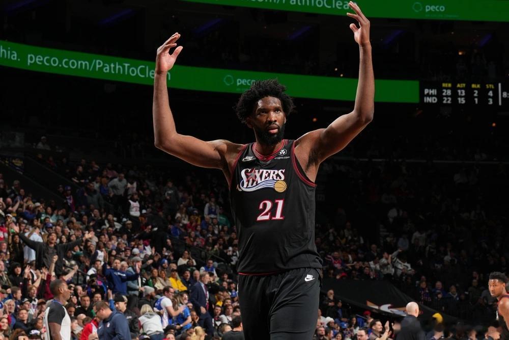 恩比德轰39分梦回巅峰76人115-105击败步行者，恩比德出战31分钟，23投