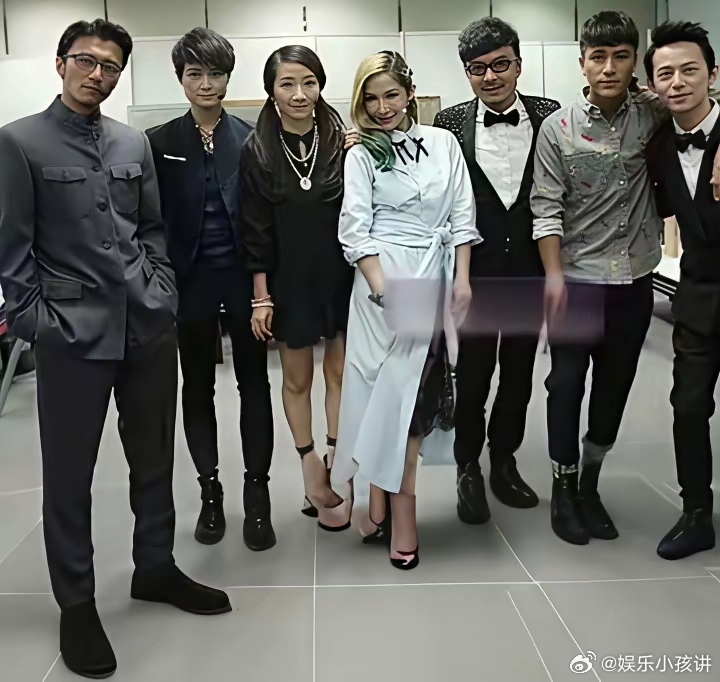 当年，在湖南卫视快本后台，何炅、陈坤、汪涵、萧亚轩、李宇春谢霆锋等人的一张留影 