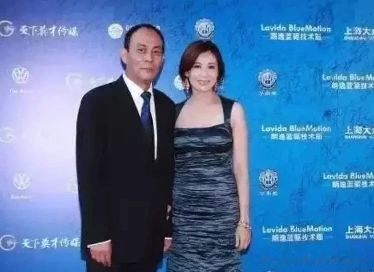 张光北真是捡到宝啦，老婆六十岁了仍风情万种。

张光北的老婆名叫陈炜，比张光北小