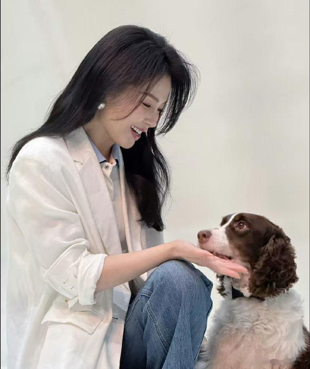 无名里那只狗是刘涛家的万万没想到！电影无名出镜的小狗查理，就是刘涛家的宝贝。如今