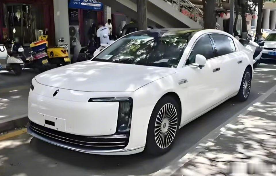 尊界 S800 官方应该不会推纯白色版，推了谁会选呀？坐等 30 号打脸[二哈]