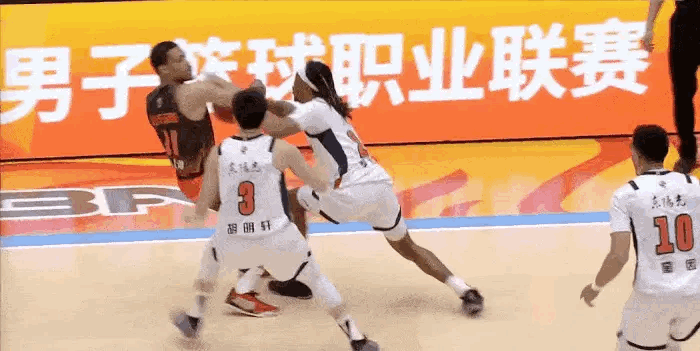 终于打了个士气球，麦考尔抢断，助攻奎因完成空接扣篮，这俩人赶紧用自己最擅长的方式