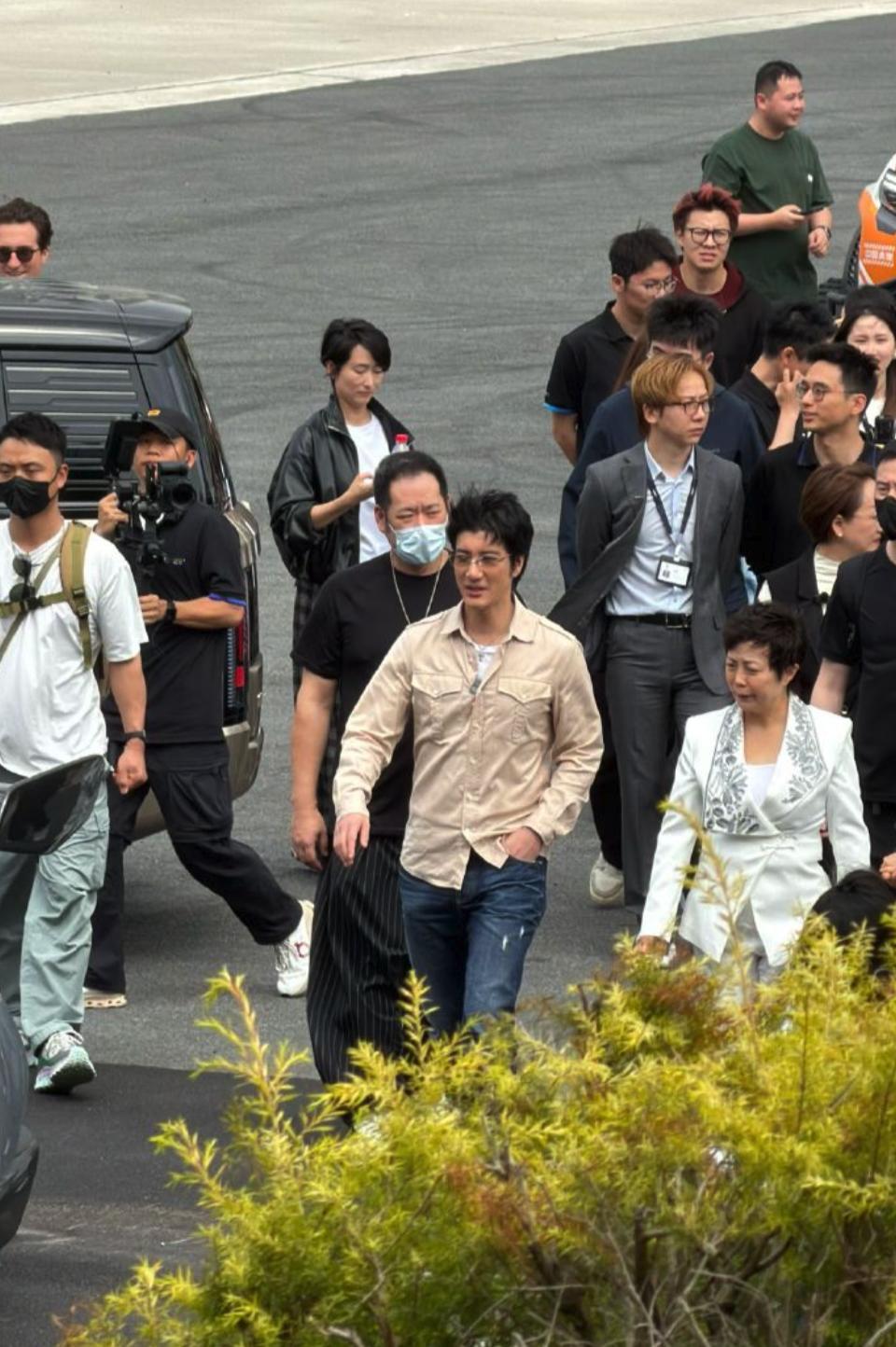 王力宏仰望代言人？王力宏坐着腾势D9来了比亚迪总部，边上有比亚迪李轲和仰望总经理