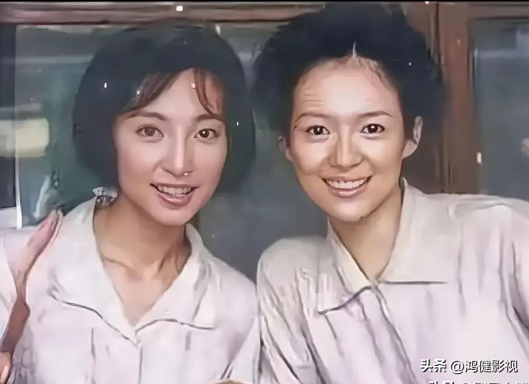 仔细看，那时的章子怡细眉飞扬，朱唇榴齿，秀韵多姿！虽然是纯素颜，但一双灵动有神的
