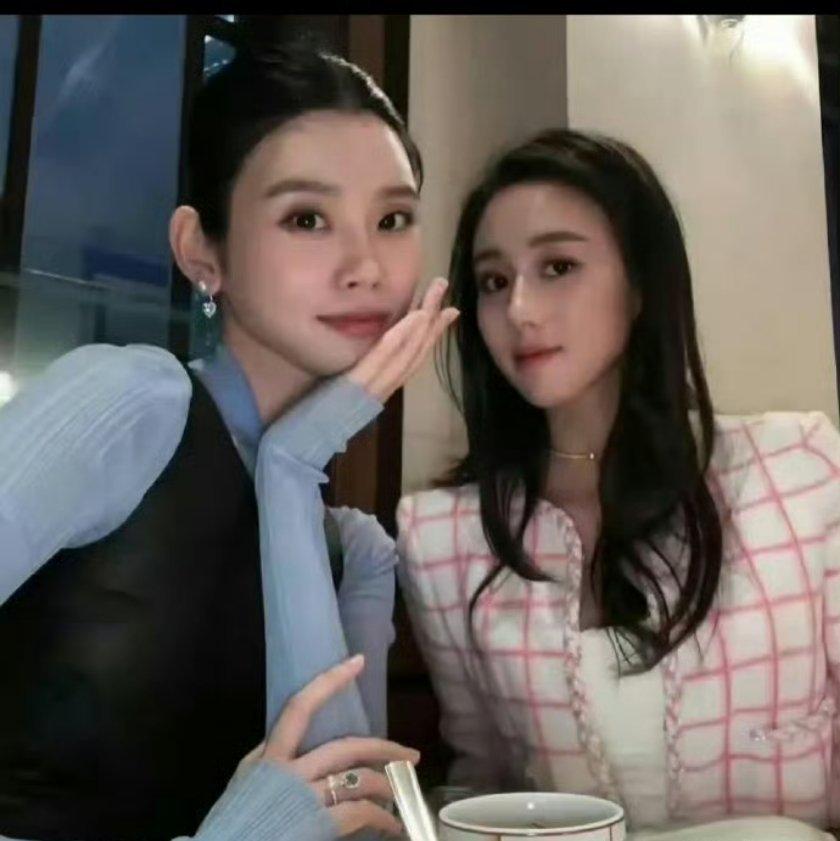 奚梦瑶好赖也是超模，咋不教教小姑子何超欣穿搭呢？何超欣每次穿衣都透露出一种精致土