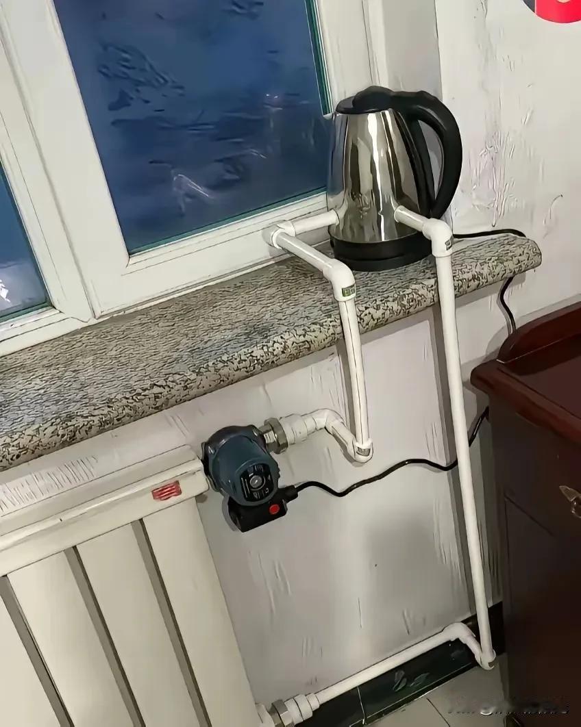 还没供暖，天气已经很冷了

用热水壶先烧水供暖

这样也算是脑洞大开

不过这种